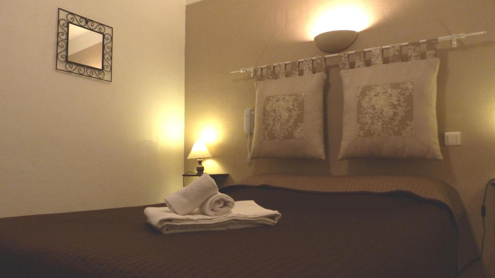 Hotel Lou Garbin Saint-Laurent-dʼAigouze Pokoj fotografie