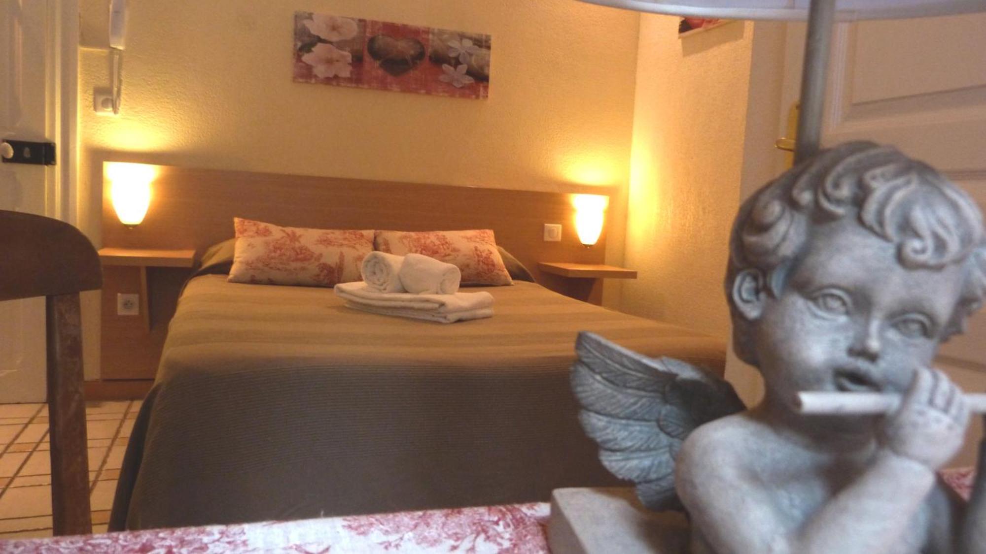 Hotel Lou Garbin Saint-Laurent-dʼAigouze Pokoj fotografie